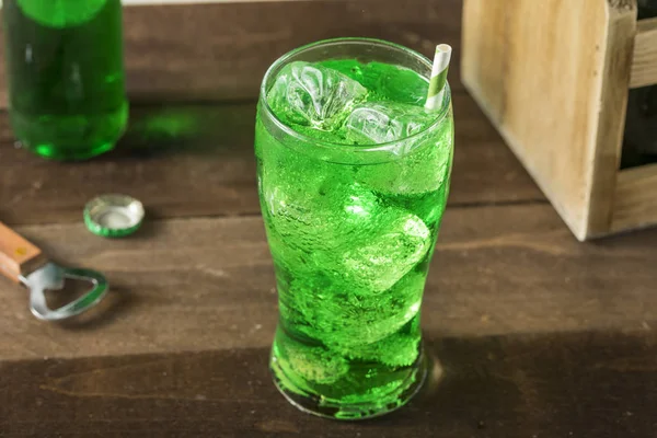 Refrescante verde limão refrigerante Pop — Fotografia de Stock