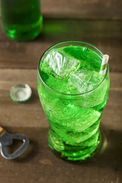 Refrescante verde limão refrigerante Pop — Fotografia de Stock