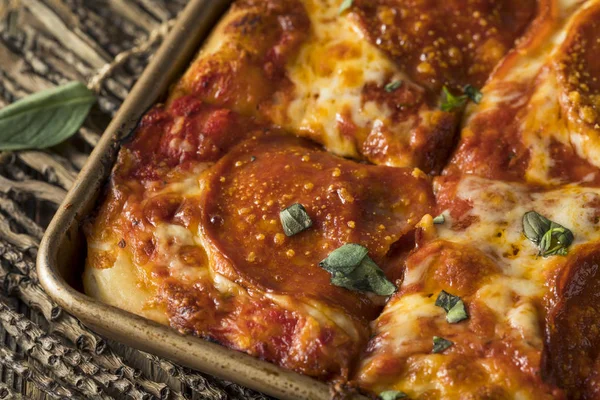 Hemmagjord Pepperoni sicilianska Panpizza — Stockfoto