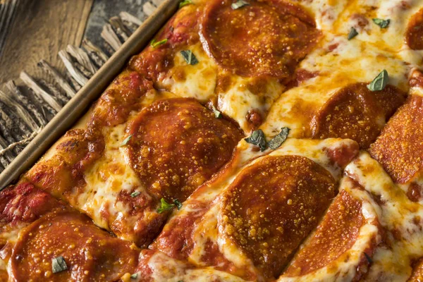 Домашняя пицца Pepperoni Sicilian Pan Pizza — стоковое фото