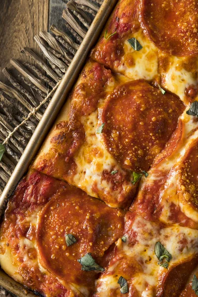 Домашняя пицца Pepperoni Sicilian Pan Pizza — стоковое фото