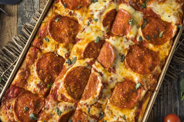Hausgemachte pfefferoni sizilianische pan pizza — Stockfoto