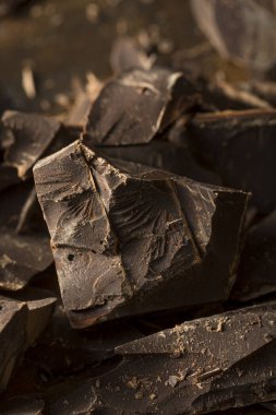 Organik yarı tatlı koyu çikolata parçaları