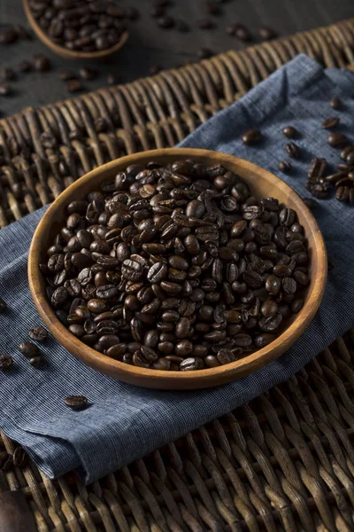 Bio geröstete braune Kaffeebohnen — Stockfoto