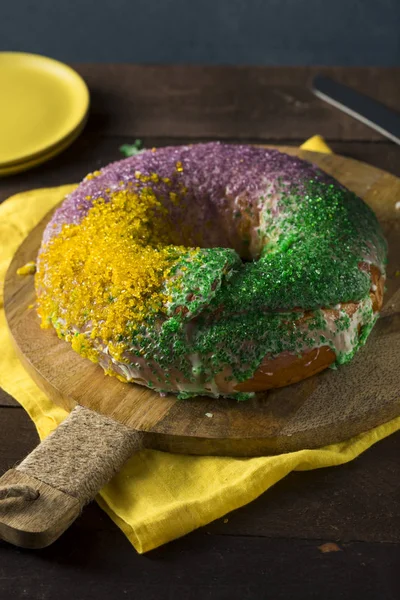 Gâteau roi Mardi Gras coloré fait maison — Photo