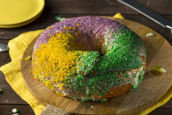 Домашний красочный торт Марди Гра Кинг — стоковое фото