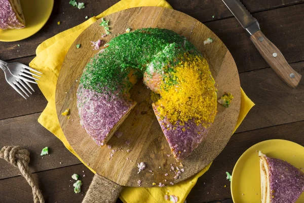 Pastel de Mardi Gras Rey colorido hecho en casa —  Fotos de Stock