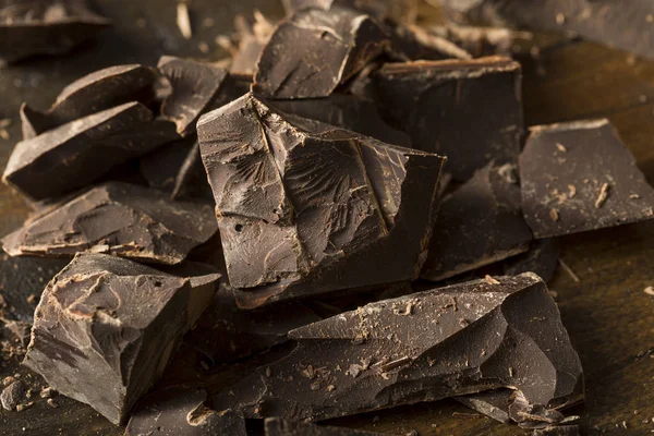 Szerves félig édes sötét csokoládé darabokat — Stock Fotó