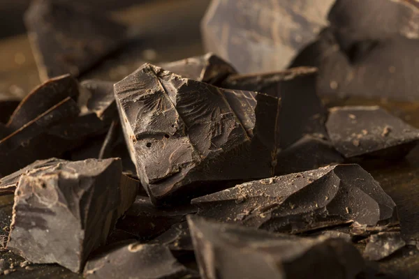 Szerves félig édes sötét csokoládé darabokat — Stock Fotó
