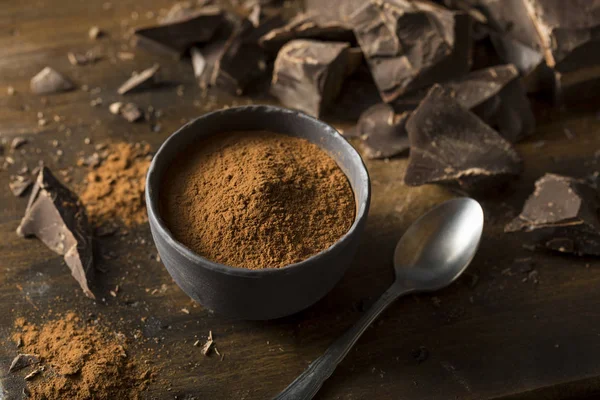 Rauwe biologische donkere chocolade cacao poeder — Stockfoto