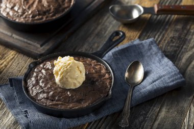 Ev yapımı tatlı karanlık Çikolatalı Brownie bir tavada