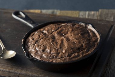 Ev yapımı tatlı karanlık Çikolatalı Brownie bir tavada