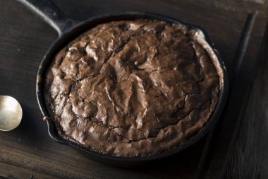 Ev yapımı tatlı karanlık Çikolatalı Brownie bir tavada