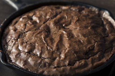 Ev yapımı tatlı karanlık Çikolatalı Brownie bir tavada