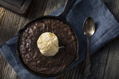 Ev yapımı tatlı karanlık Çikolatalı Brownie bir tavada