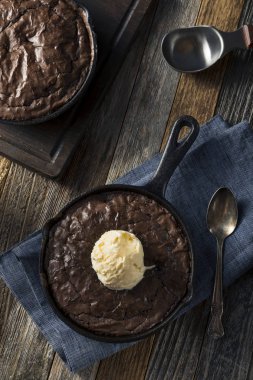Ev yapımı tatlı karanlık Çikolatalı Brownie bir tavada