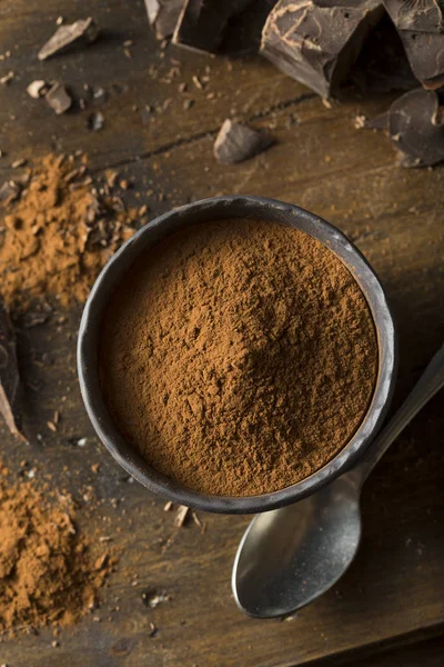 Pó de cacau de chocolate escuro orgânico cru — Fotografia de Stock