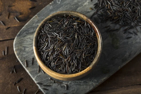 Органічний сухий чорний дикий рис — стокове фото