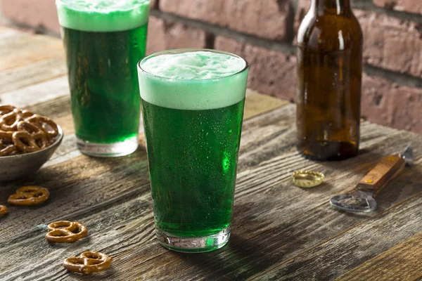 Refrescante cerveza verde festiva — Foto de Stock