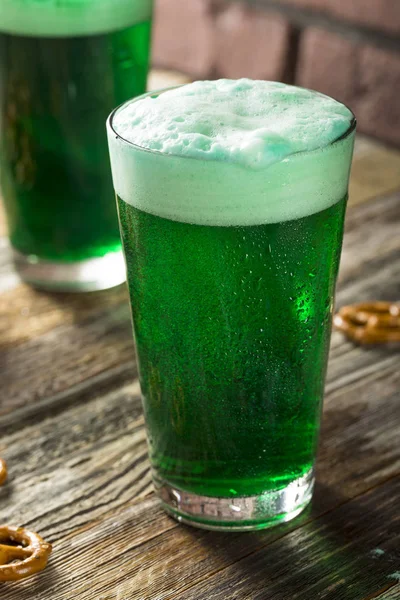 Refrescante cerveza verde festiva — Foto de Stock