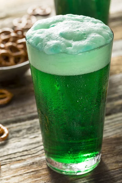 Cerveja verde festiva refrescante — Fotografia de Stock