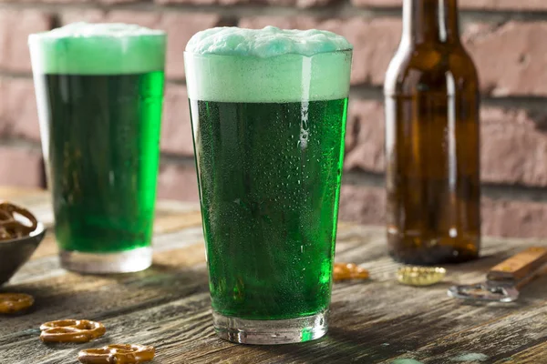 Refrescante cerveza verde festiva — Foto de Stock