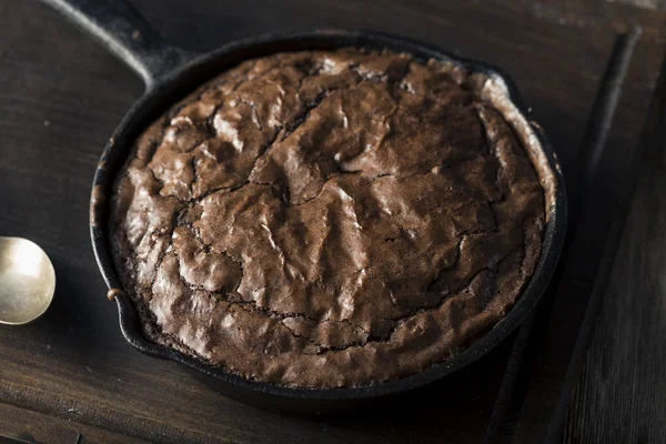 Brownie de chocolate negro dulce casero en una sartén —  Fotos de Stock