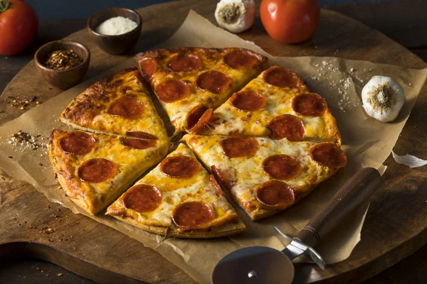 Tanie tłuste mrożone Pepperoni Pizza — Zdjęcie stockowe