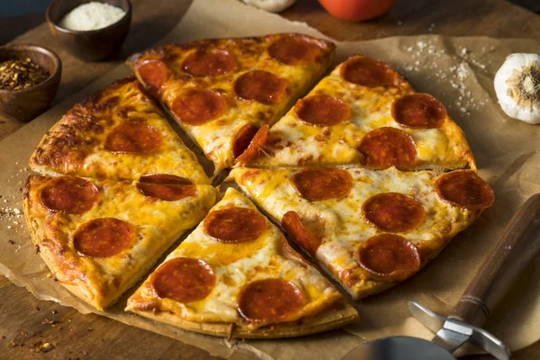 Tanie tłuste mrożone Pepperoni Pizza — Zdjęcie stockowe