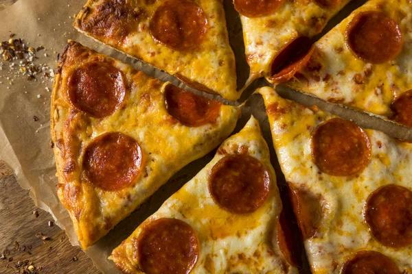 Tanie tłuste mrożone Pepperoni Pizza — Zdjęcie stockowe