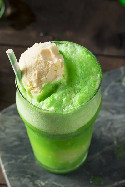 Float de refrigerante de sorvete verde caseiro — Fotografia de Stock
