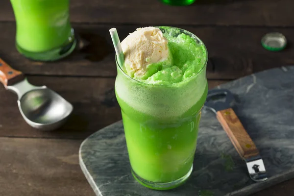 自家製のグリーン アイス クリーム ソーダのフロート — ストック写真