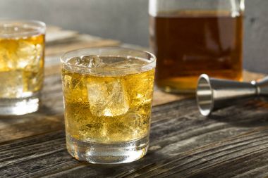 Canlandırıcı alkollü viski ve Soda