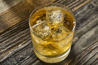 Canlandırıcı alkollü viski ve Soda