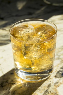 Canlandırıcı alkollü viski ve Soda