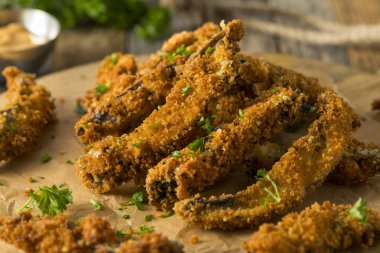 Ev yapımı ekmekli Fried Portabella mantar patates kızartması