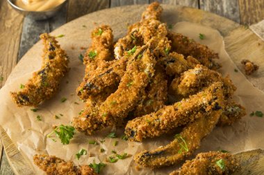 Ev yapımı ekmekli Fried Portabella mantar patates kızartması