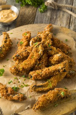 Ev yapımı ekmekli Fried Portabella mantar patates kızartması