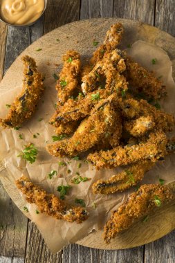 Ev yapımı ekmekli Fried Portabella mantar patates kızartması