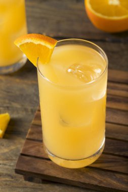 Ev yapımı alkollü cin ve meyve suyu kokteyli