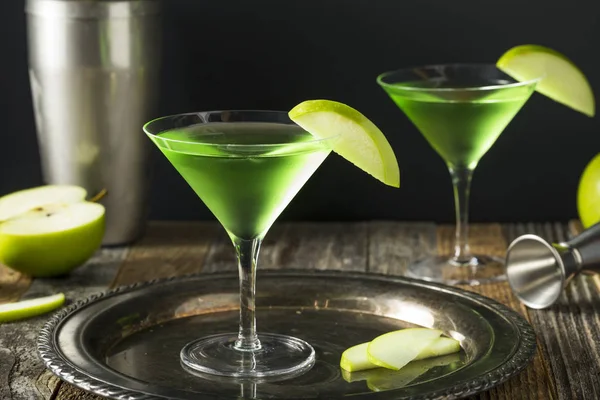 Домашний коктейль из зеленого алкоголя Appletini — стоковое фото