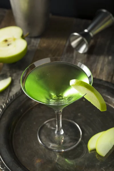 Домашній зелений алкогольний коктейль Аплетріні — стокове фото