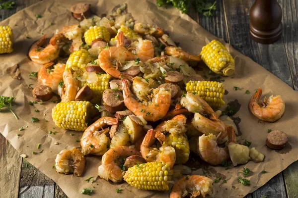 Casero tradicional cajún camarones hervir — Foto de Stock