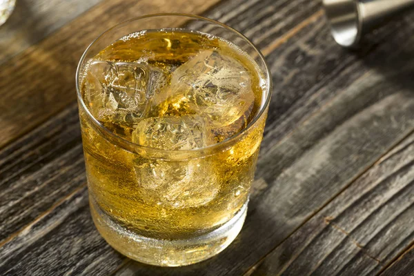Δροσιστικά αλκοολούχα Scotch και σόδα — Φωτογραφία Αρχείου