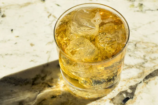 Osvěžující alkoholické skotskou se sodou — Stock fotografie