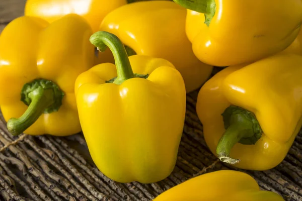 Raw Organic Yellow Bell Pepper — Stock Photo, Image