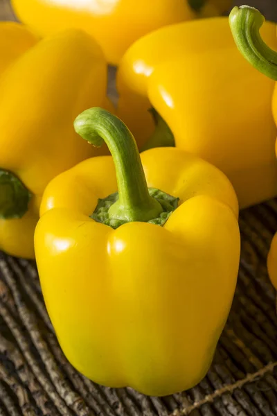 Raw Organic Yellow Bell Pepper — Stock Photo, Image
