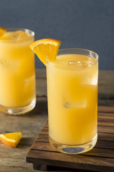 Hemmagjord alkoholhaltiga Gin och Juice Cocktail — Stockfoto