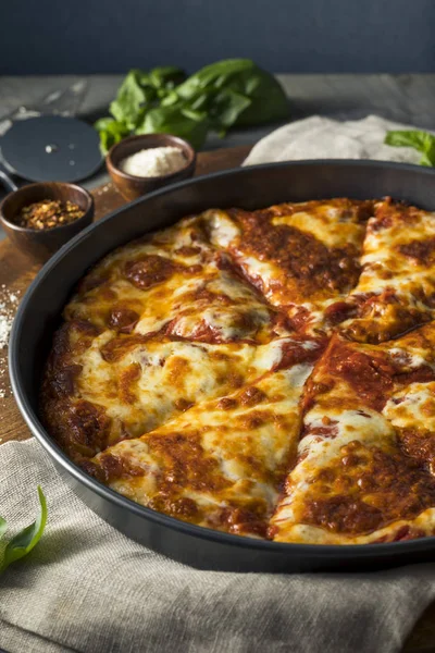 Hemgjord ost Panpizza — Stockfoto