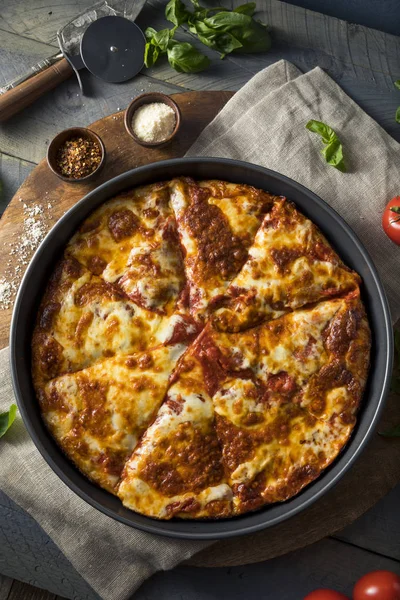 Пицца из домашнего сыра — стоковое фото